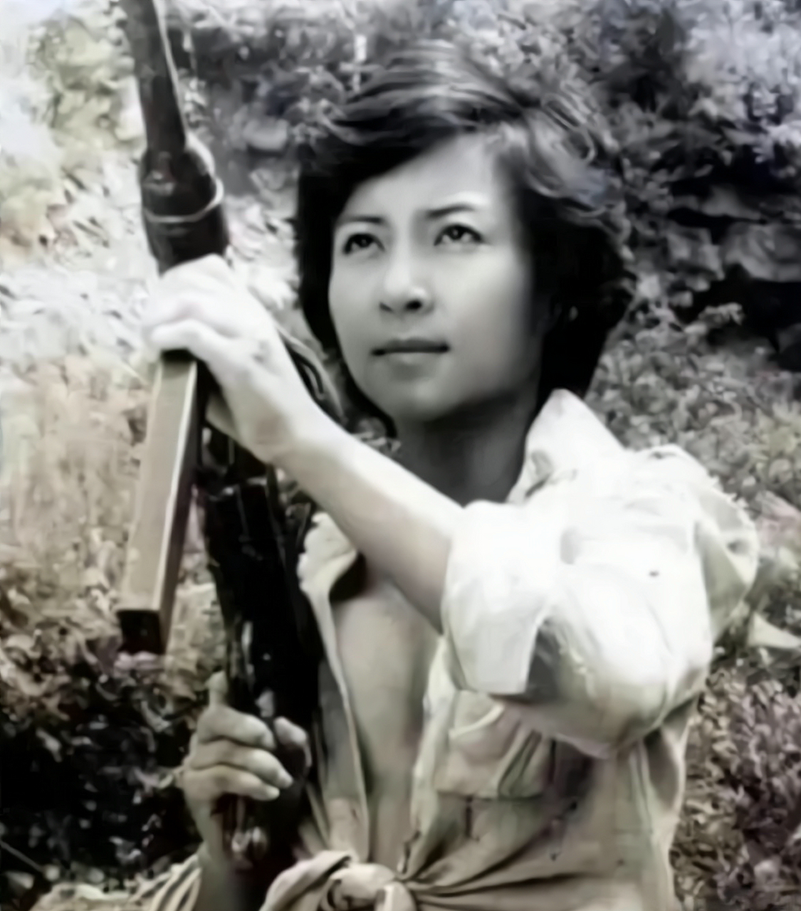 1960年代越战期间,一位长相好看的越南女游击队员手里拿着一把冲锋枪!