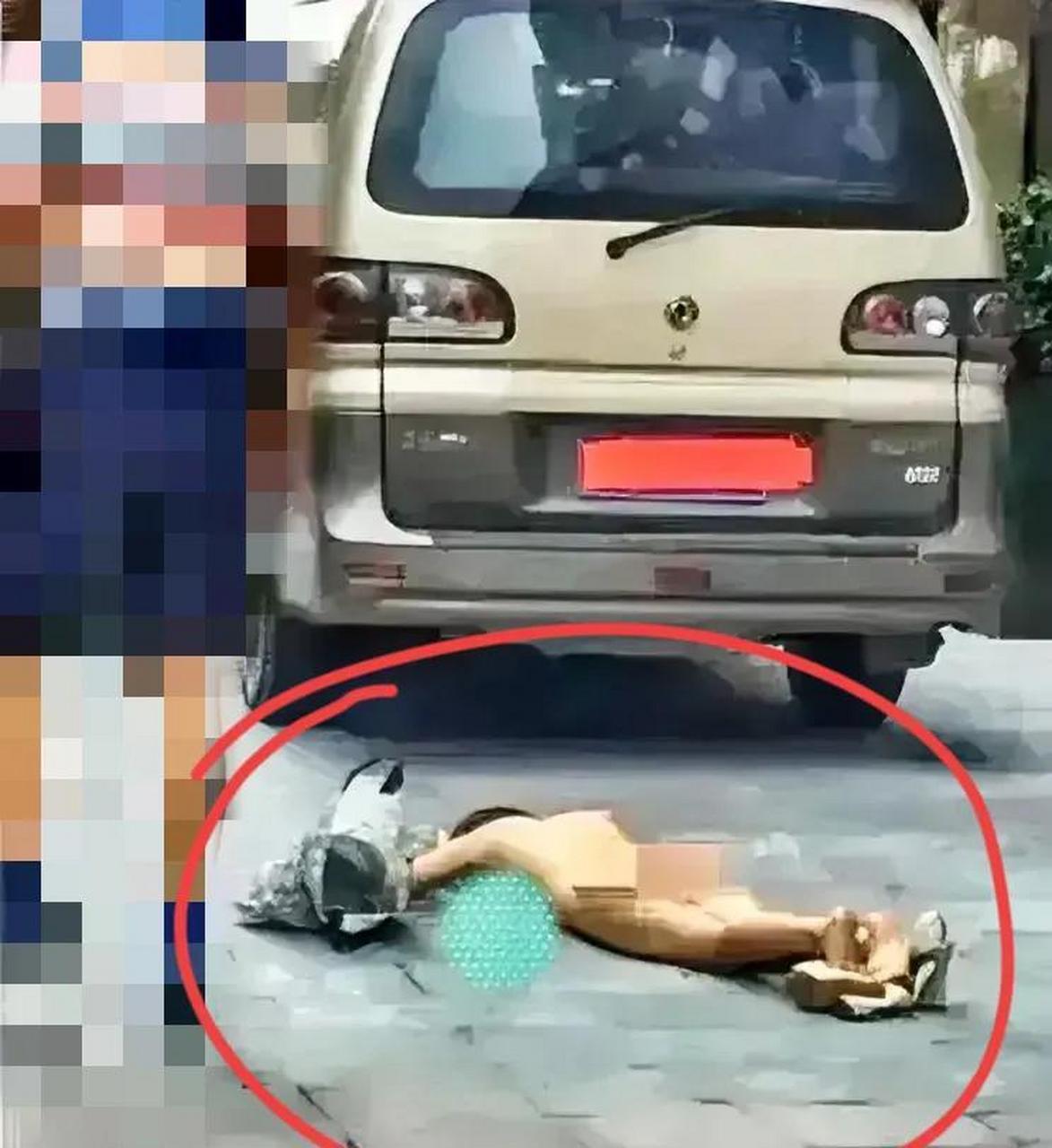 在大街上裸奔,不停的走来走去,不仅自己拍视频,还要求路人拍视频,传播