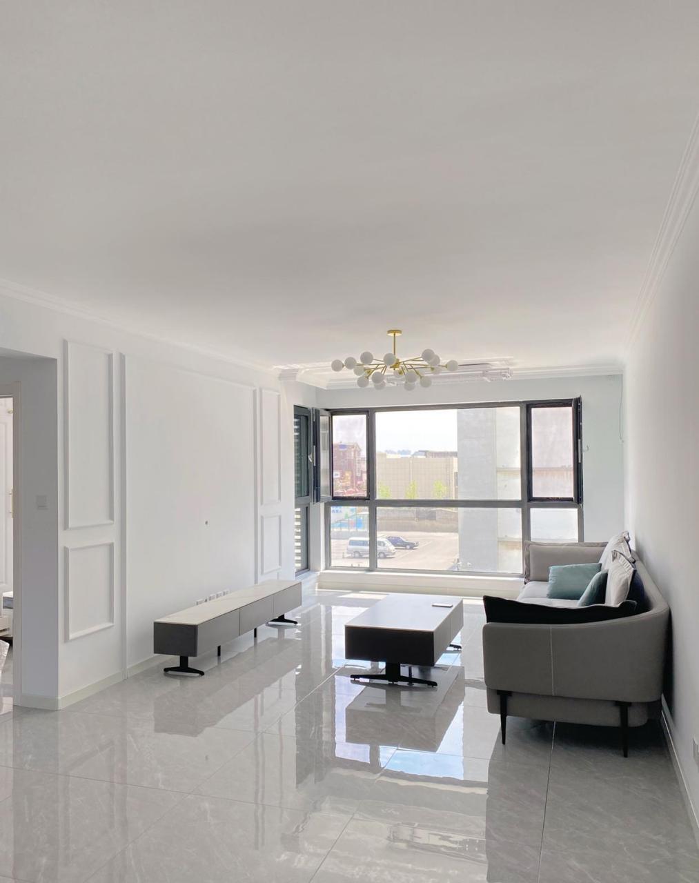 为省钱,新家坚持不吊顶,只走一圈9块钱的石膏线就已经很漂亮了,忍不住