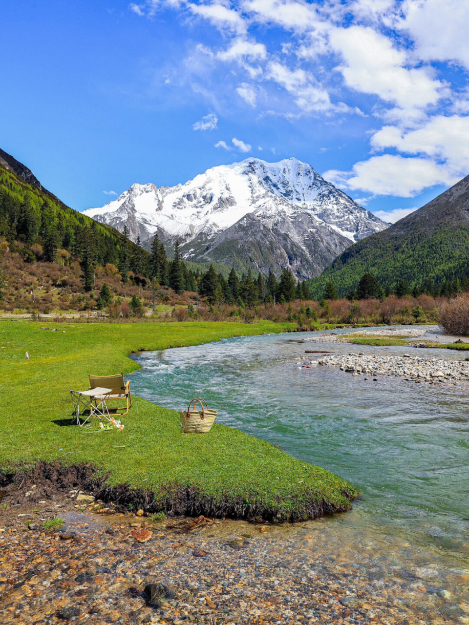 高原下的雪山溪水草甸  川西风景如画,令人流连忘返!
