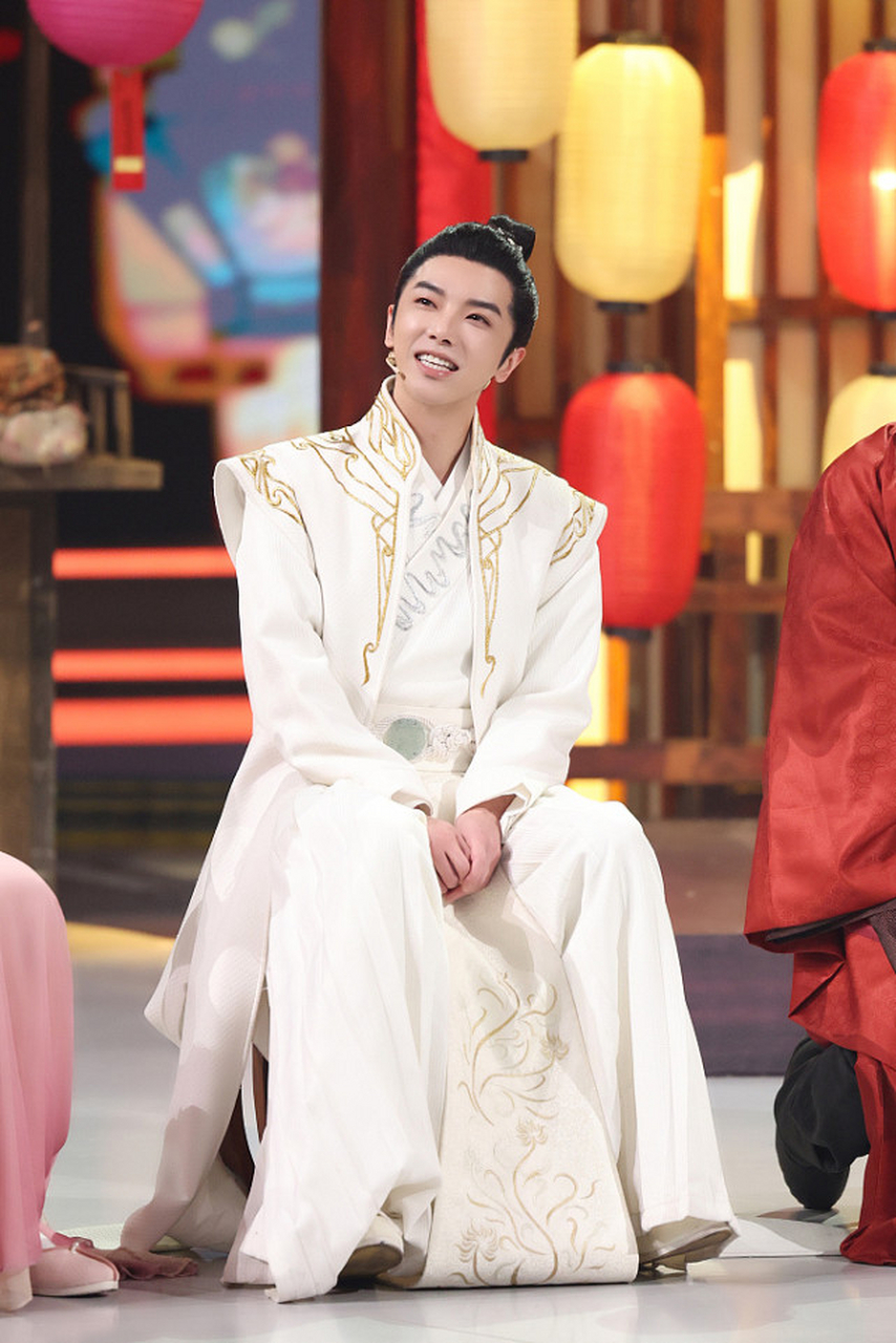 【歌手华晨宇:白底金色花纹宋制汉服 华晨宇最新造型好有贵族公子的