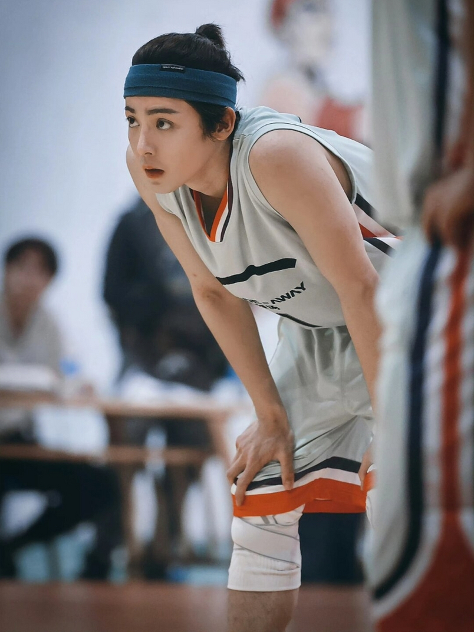 与侯明昊一同驰骋球场:篮球盛宴的激情瞬间  小侯在横店开了一家篮球