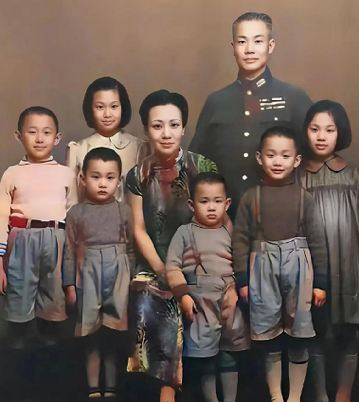 1945年,国军陈诚将军与夫人谭湘及子女合影.