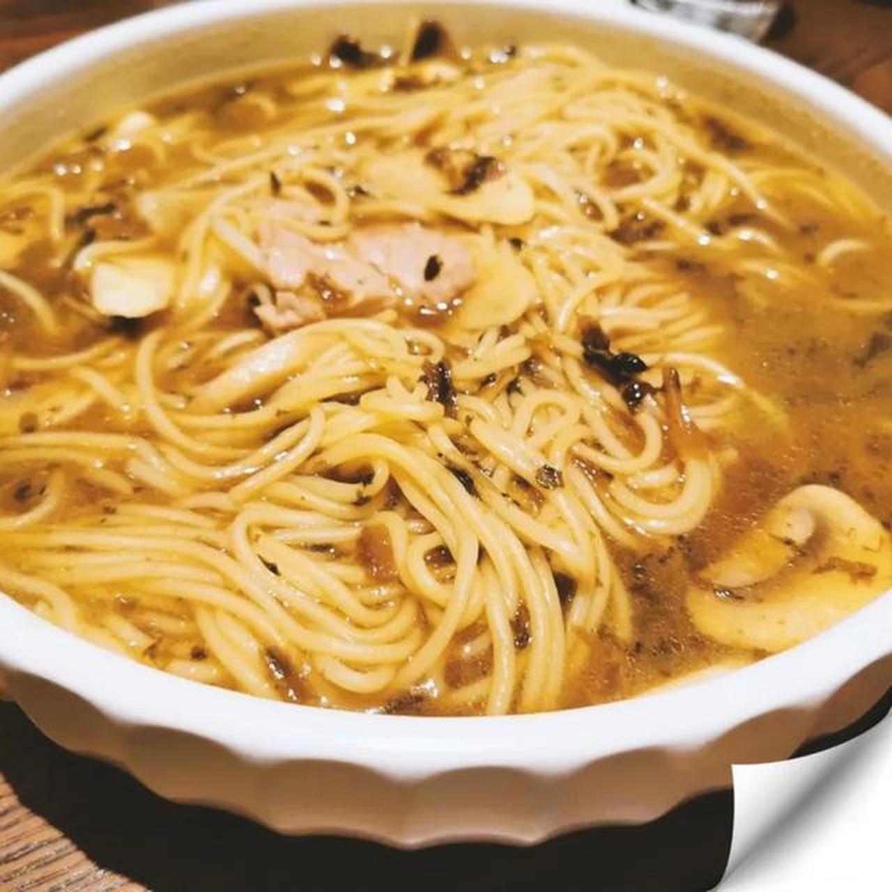 片儿川面是杭州奎元馆的名点,也是杭州的传统风味小吃.