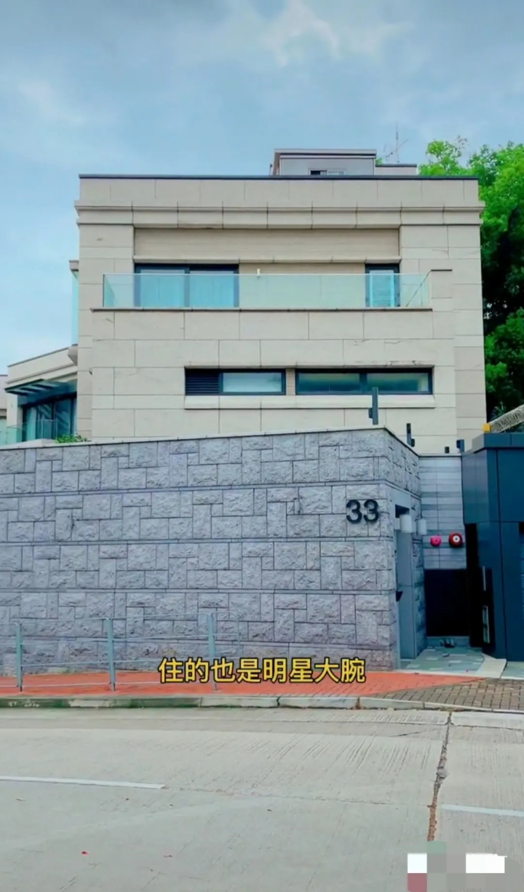 刘德华豪宅位于香港加多利山35号,自带游泳池,于2009年花2亿元购入