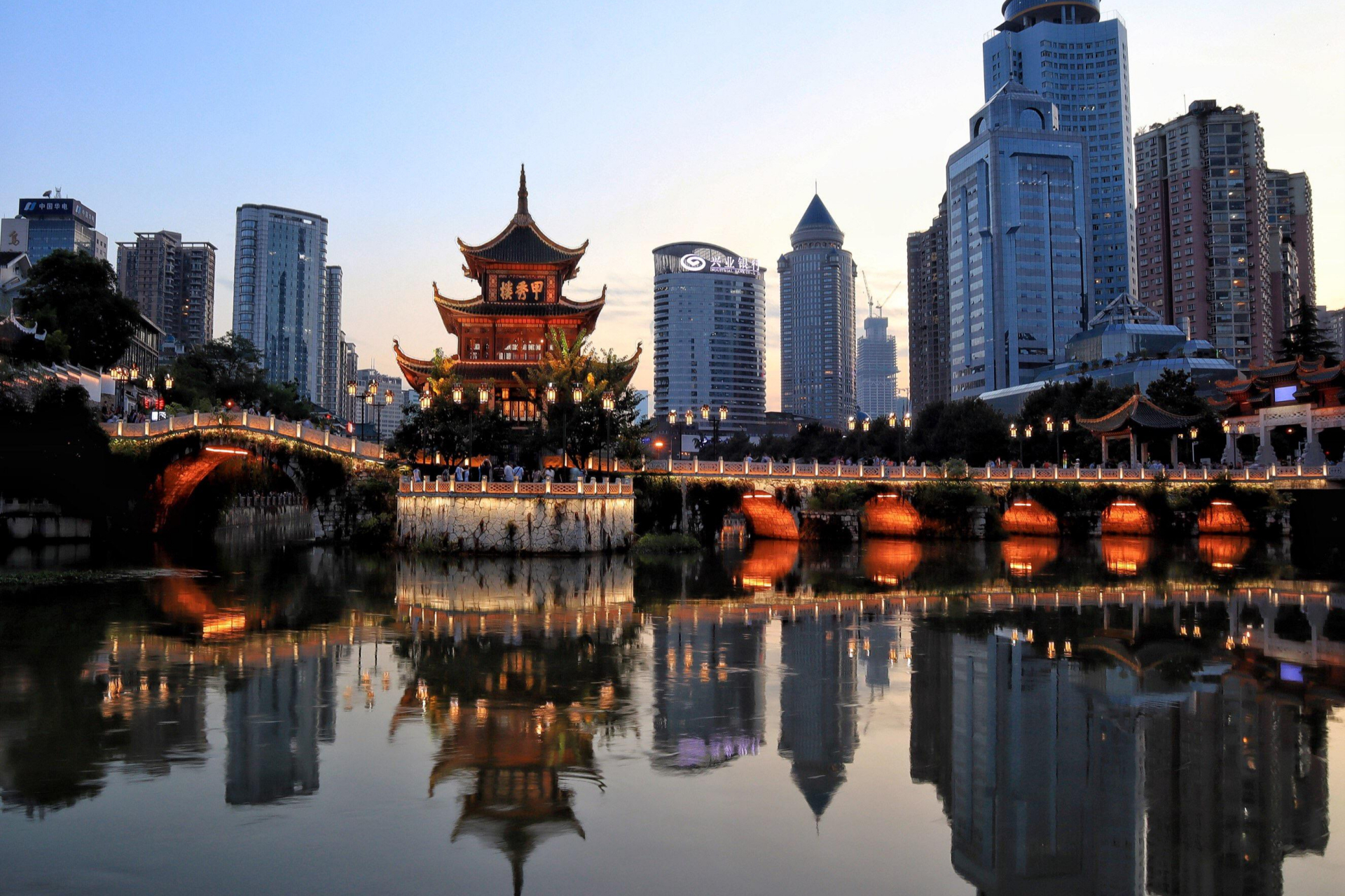 贵阳甲秀楼,闹市中的古色古香  贵阳的标志性建筑——甲秀楼.