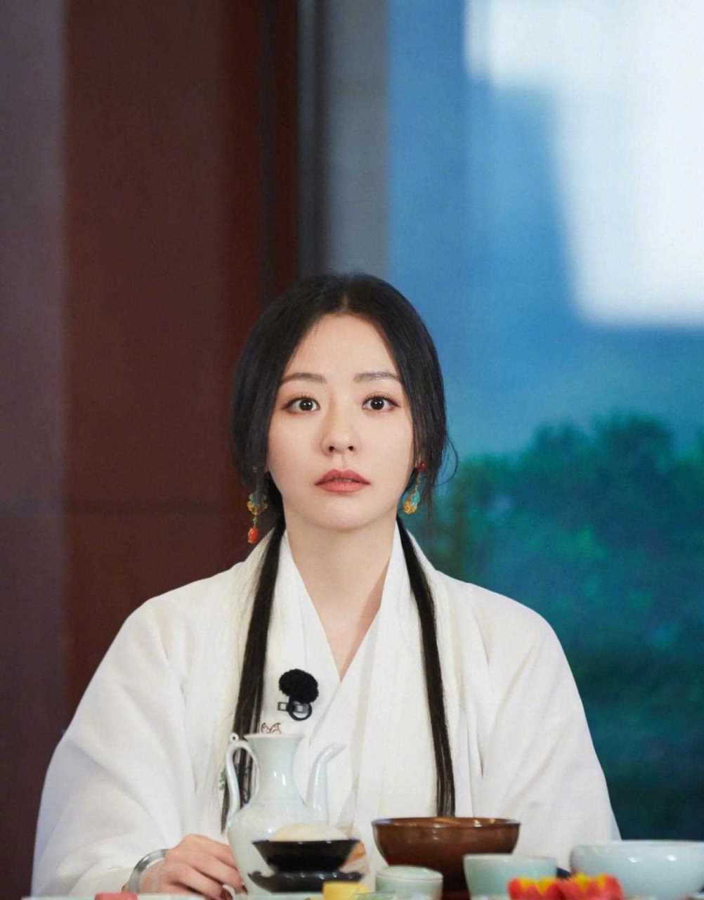 张靓颖离婚后越来越仙了,一袭古装白衣飘飘,"小乔"造型比林志玲还养眼