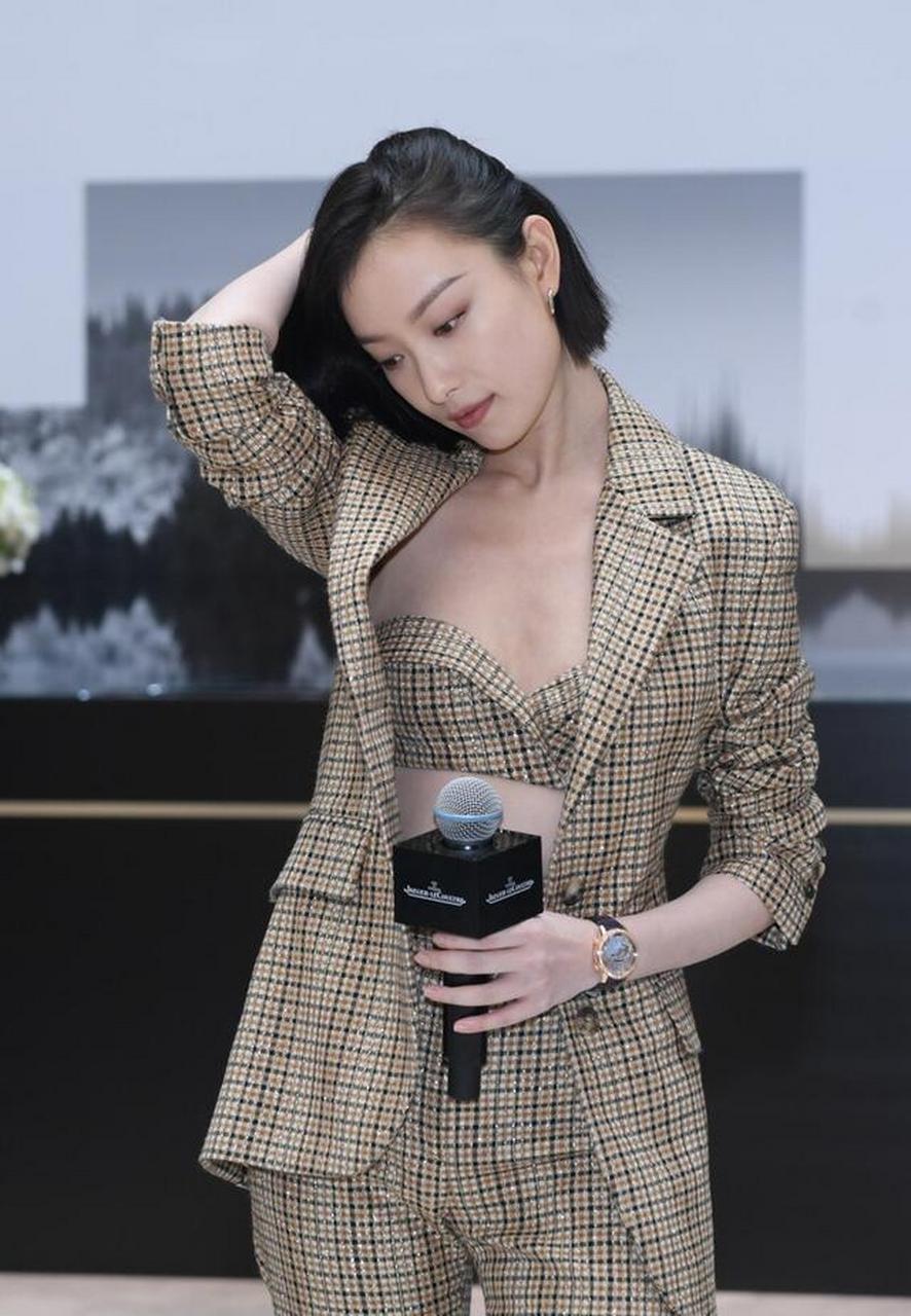 倪妮在北京出席相关时尚活动