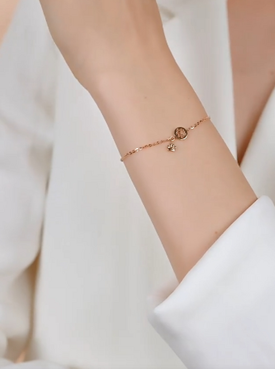 这条金伯利的钻石手链送给女朋友的,女朋友收到货很开心 很喜欢,手链