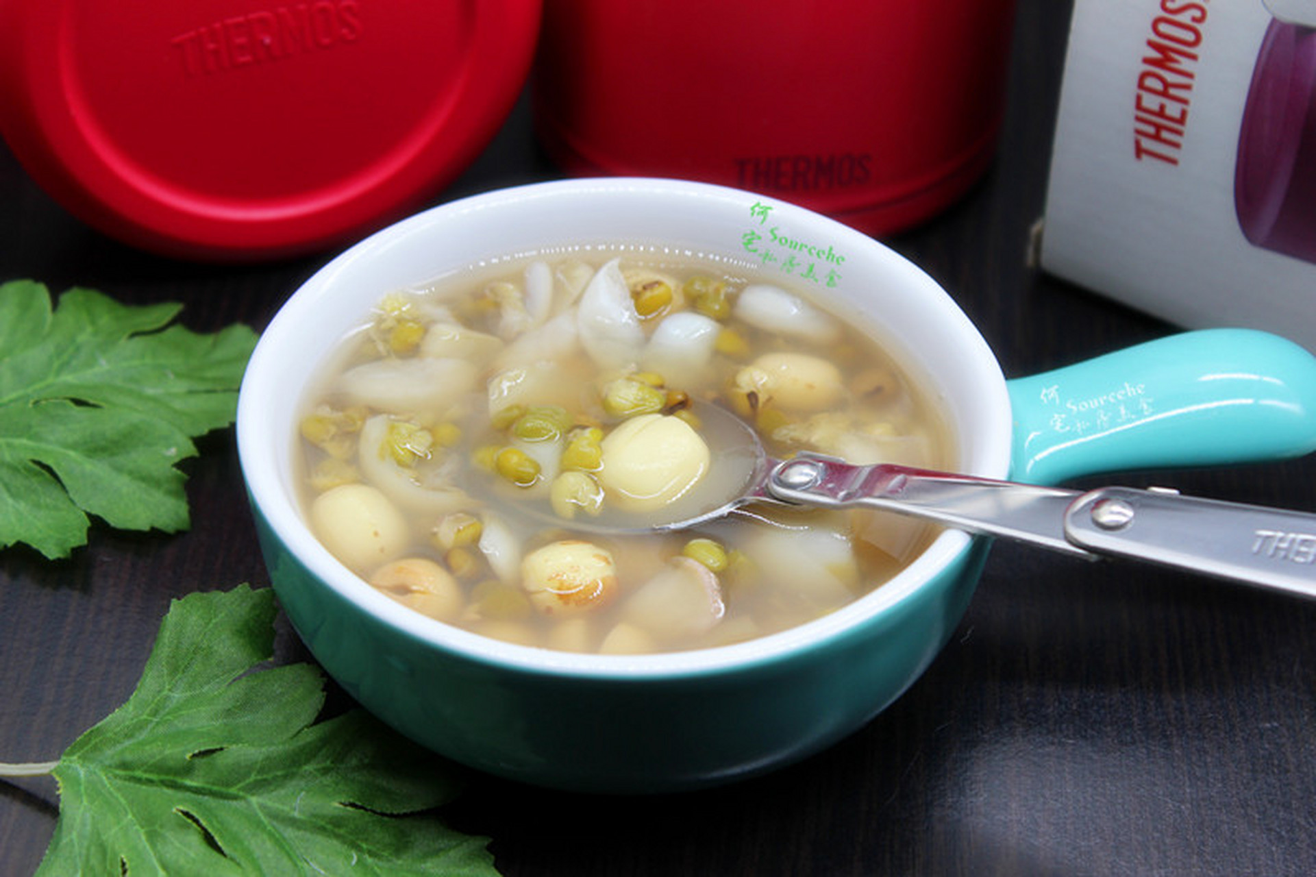 莲子百合绿豆粥  入秋了,天气转凉,寒气加重.