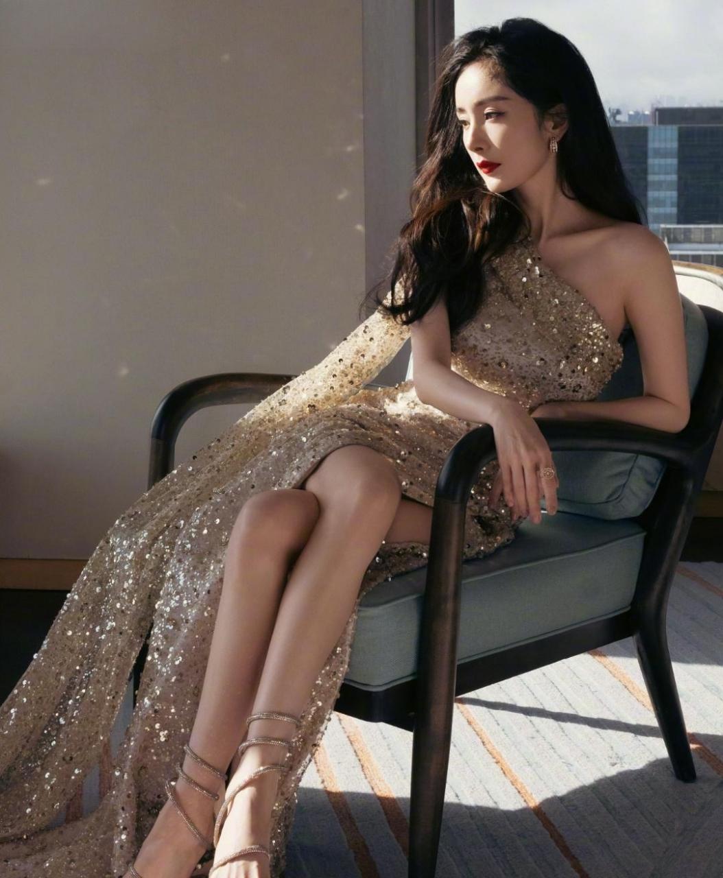 杨幂跷二郎腿,大秀美腿玉足