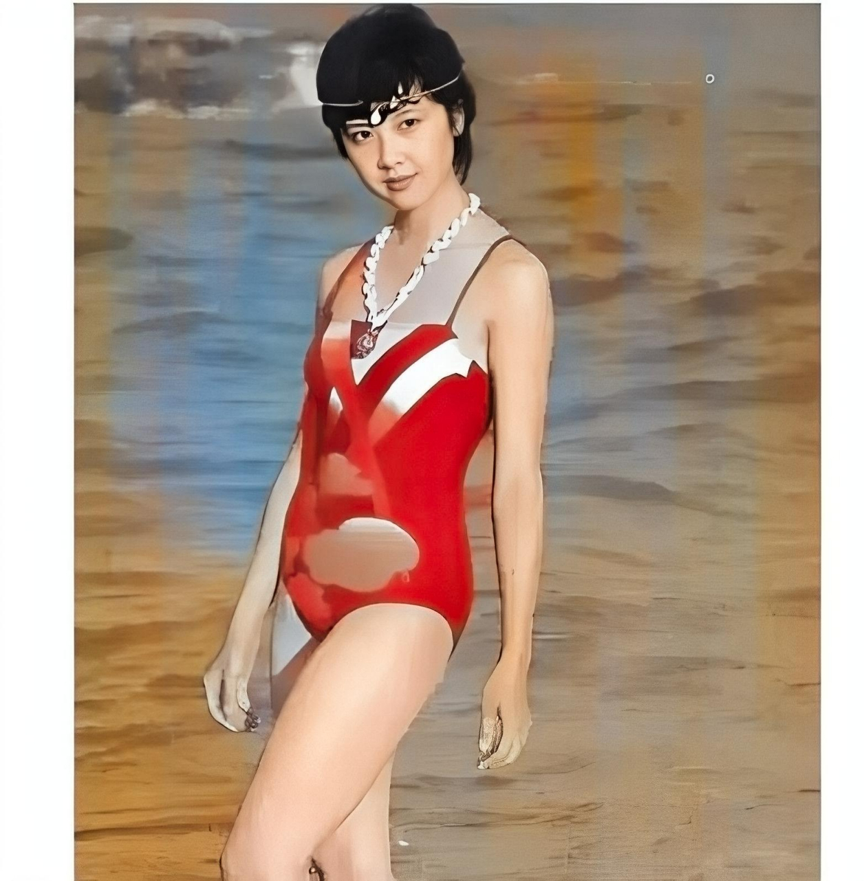 20世纪80年代,朱琳穿着一件蓝色的泳衣,五官精致,五官迷人,身材曲线