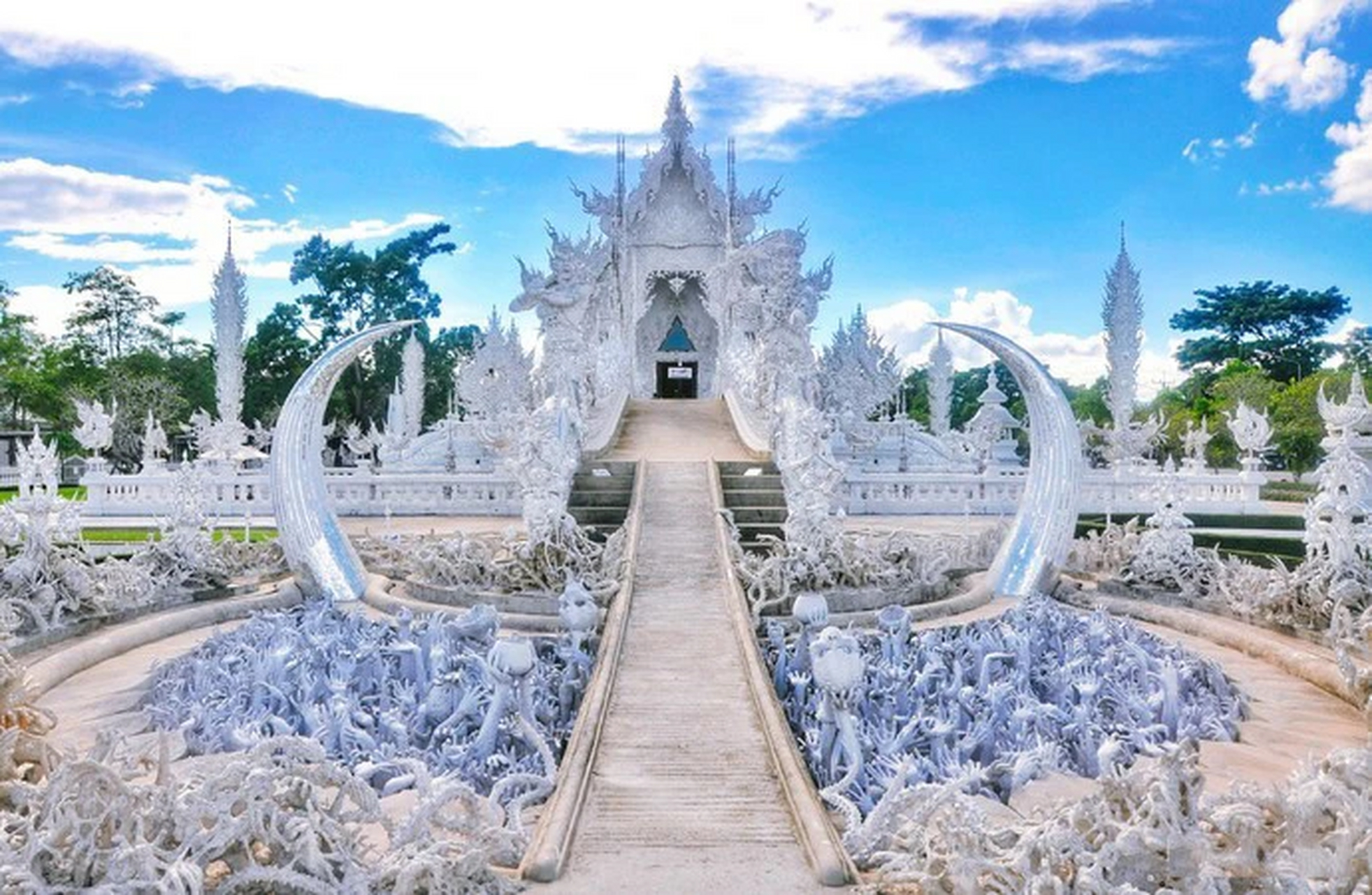 探访华夏邻国# 清莱白庙:它的本名白龙寺,也叫龙昆寺.