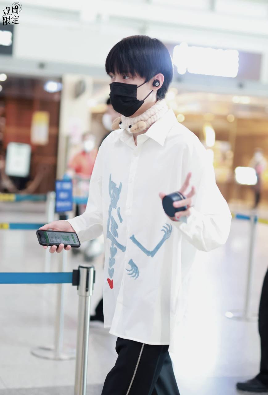周怡然今天分享了一张机场写真,身穿趣味骷髅心印花衬衫搭配侧边拉链