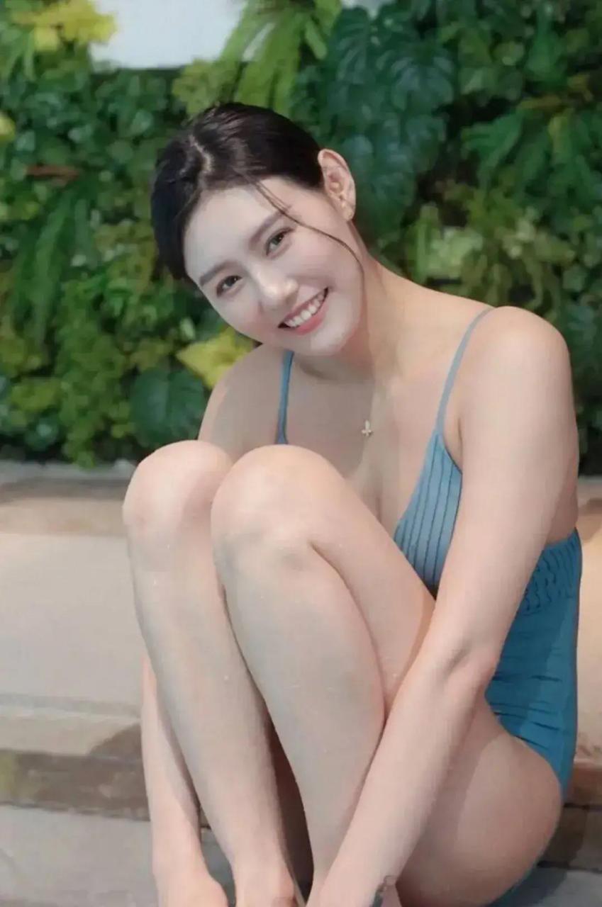 中国女子游泳队成员刘湘拍摄写真照片!