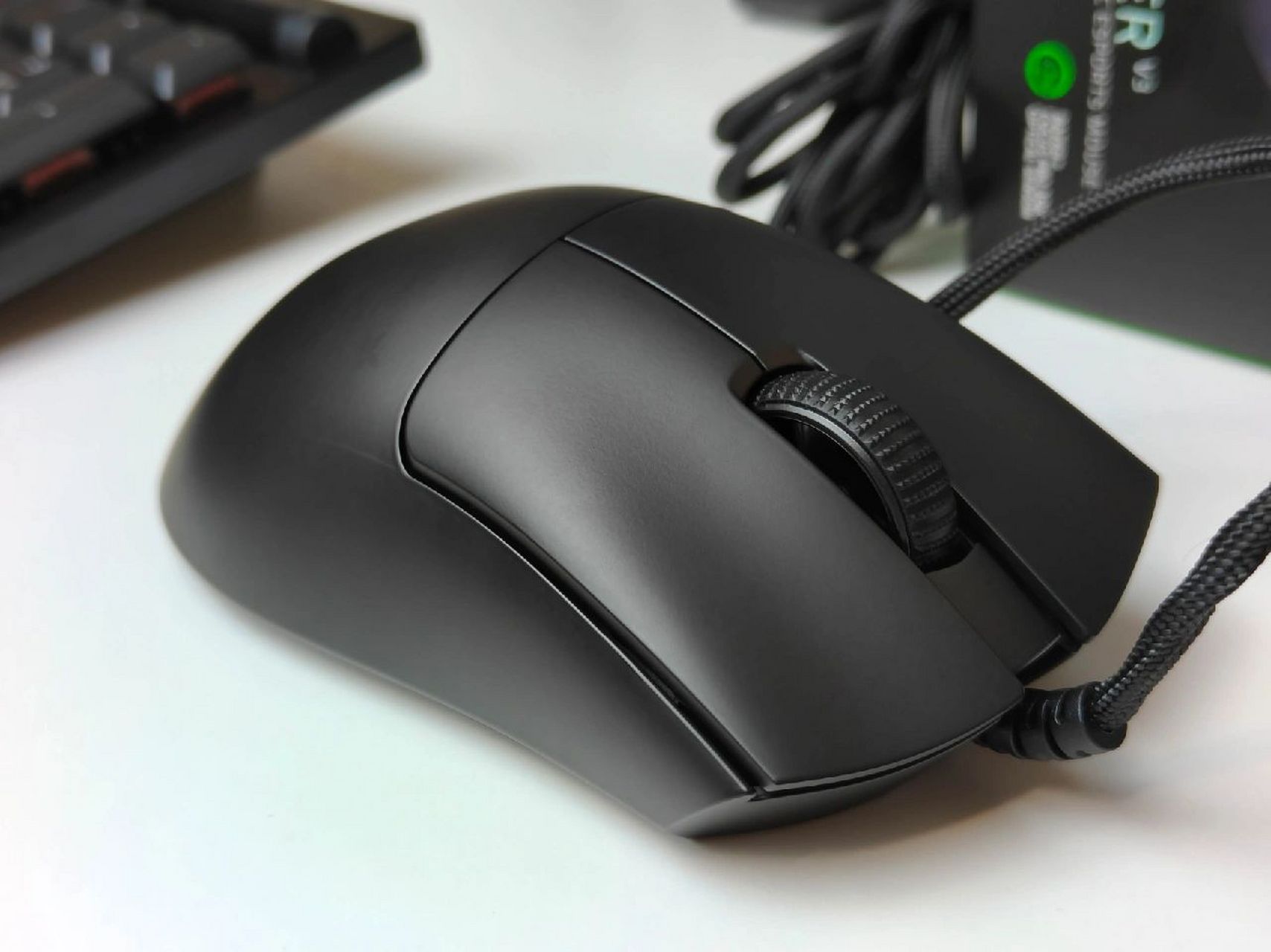 雷蛇炼狱蝰蛇v3超轻量化设计,人体工程学外形设计,细腻类肤表面防滑和