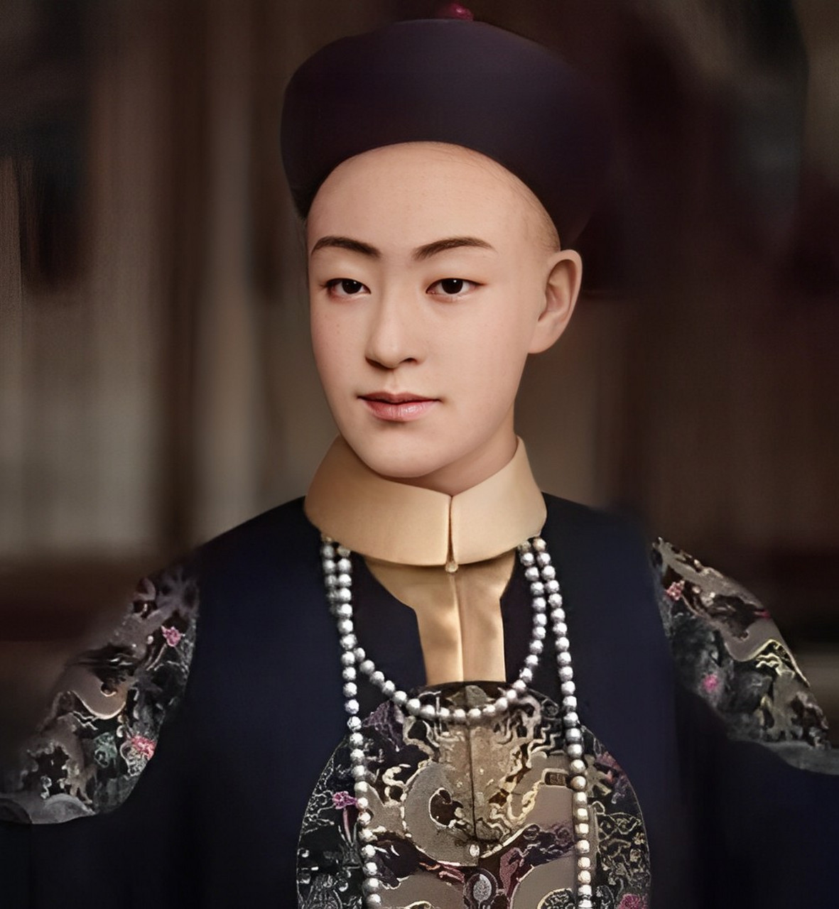 1888年,53岁的慈禧看上了20岁侍卫那尔苏,李莲英会意后制造了一个小