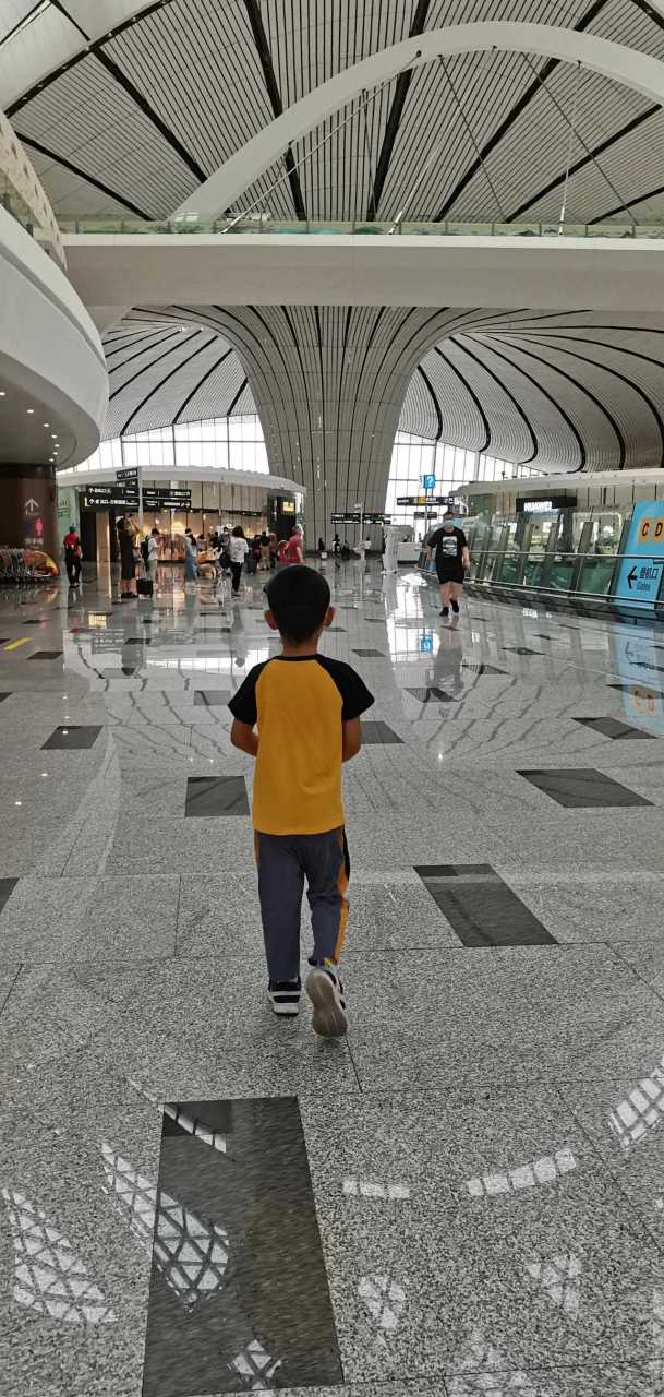 北京飞大连之机场篇,今天全家7点出门,去坐大兴机场飞往大连周水子