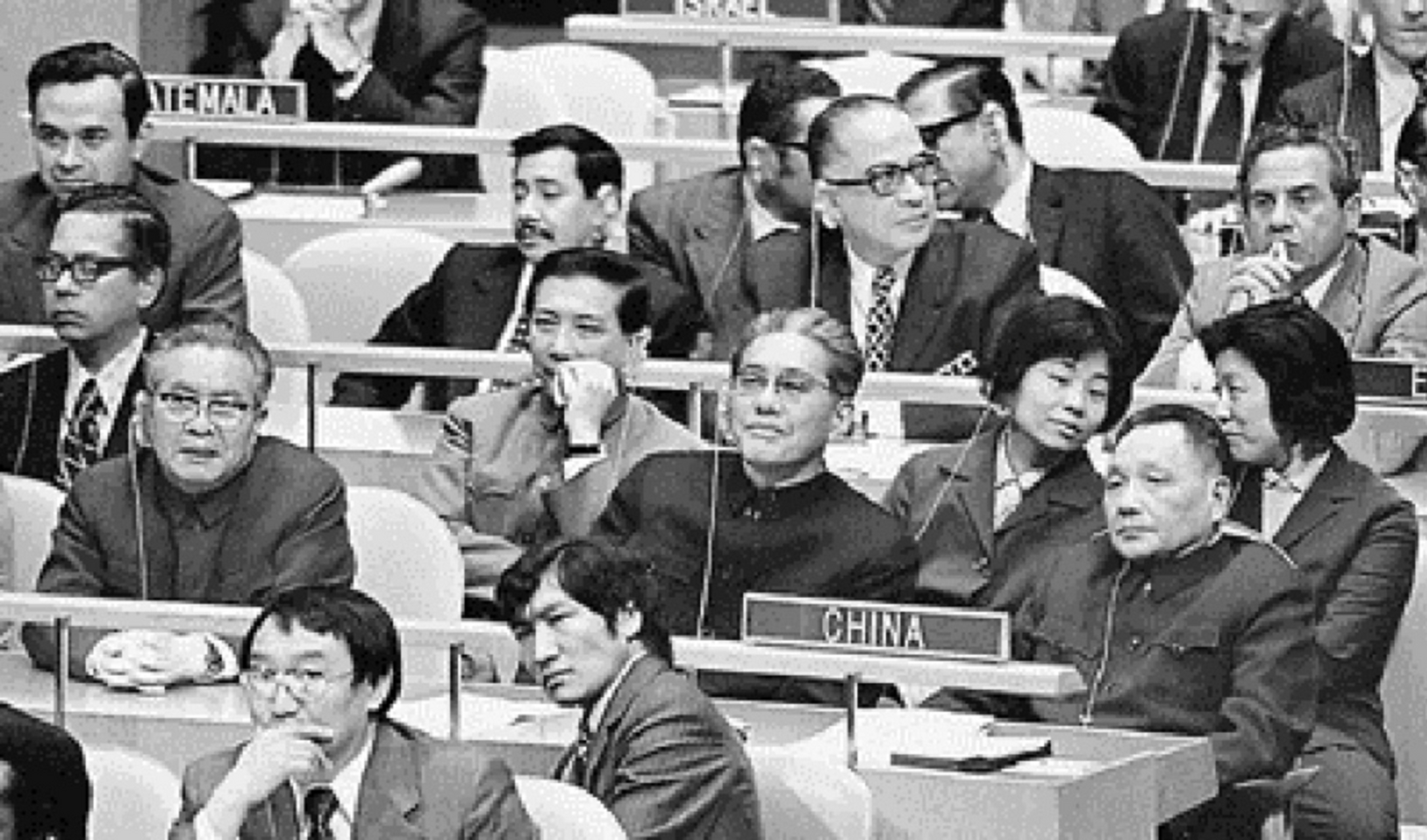 新中国外交部长中,乔冠华的任期最短,时间是两年零一个月.