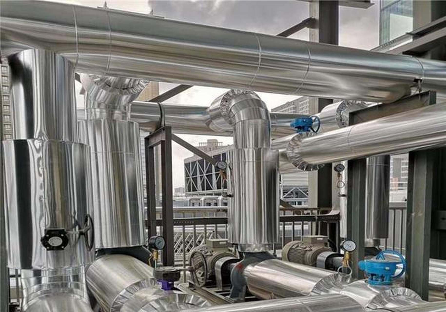 铁保温,铝保温是保温管道外保护层施工,保护保温材料不受季节或外部