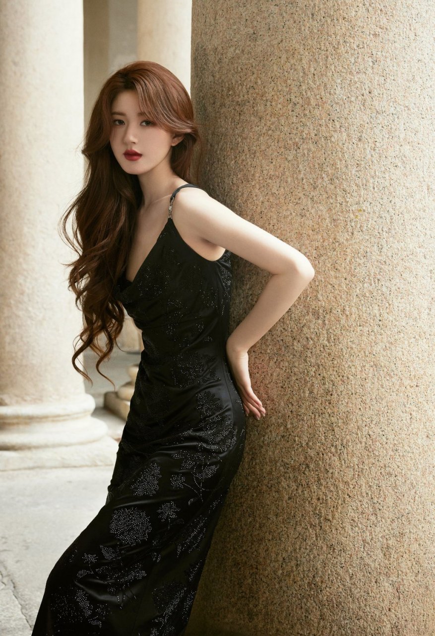 赵露思赵露思的黑色造型御姐范儿十足,时尚感up#九月动态激励计划