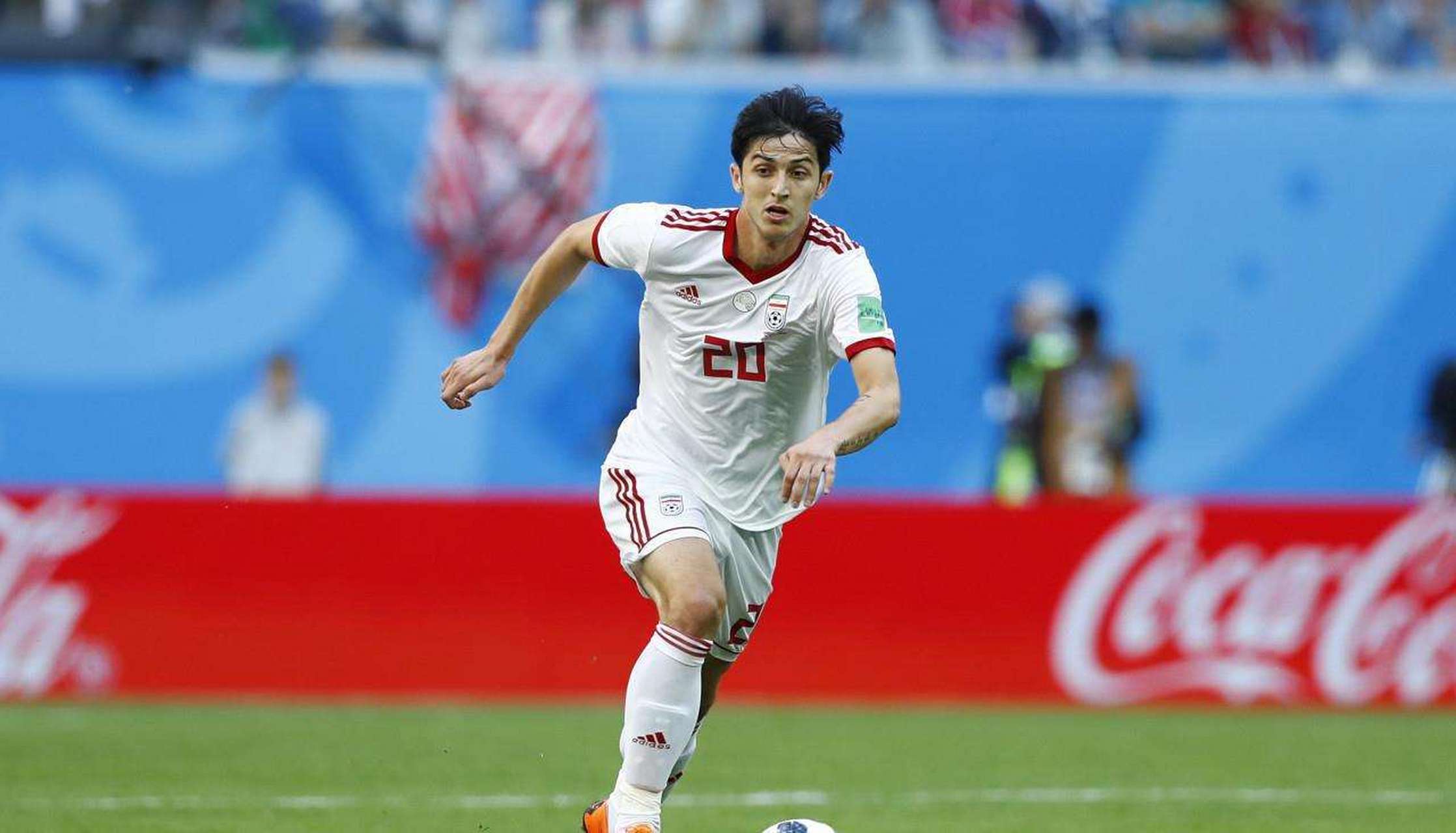 25岁的阿兹蒙是伊朗足球的代表人物,他被称为"伊朗梅西".