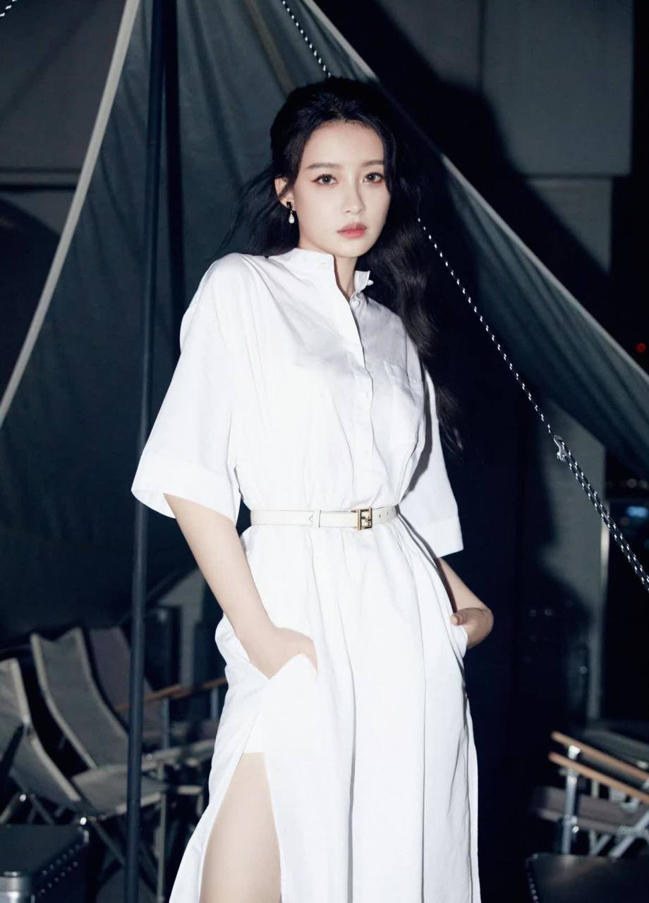 孙怡身穿白色开叉连衣裙,展现出曼妙的身材和优雅的气质.