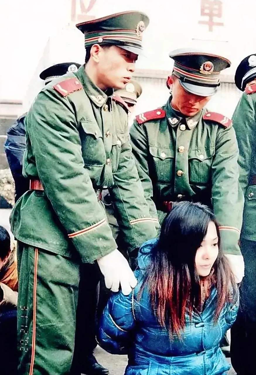 上世纪90年代的一个冬天,一名被五花大绑的女犯跪在地上,两名武警一左