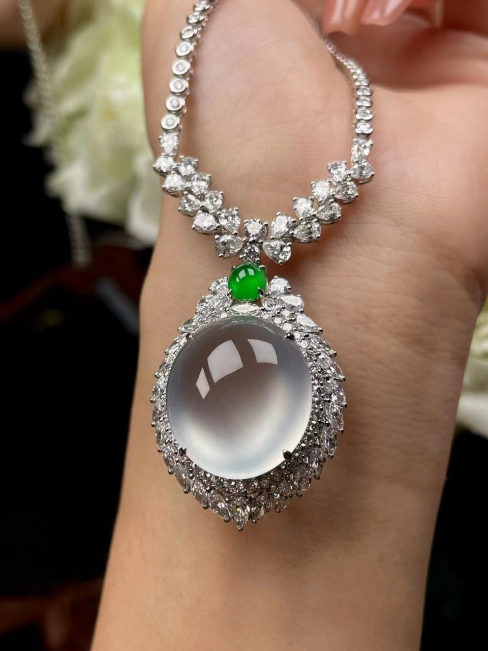 高冰玻璃种蛋面翡翠吊坠 自带贵气的玻璃种吊坠,蛋面完美,光泽种水俱