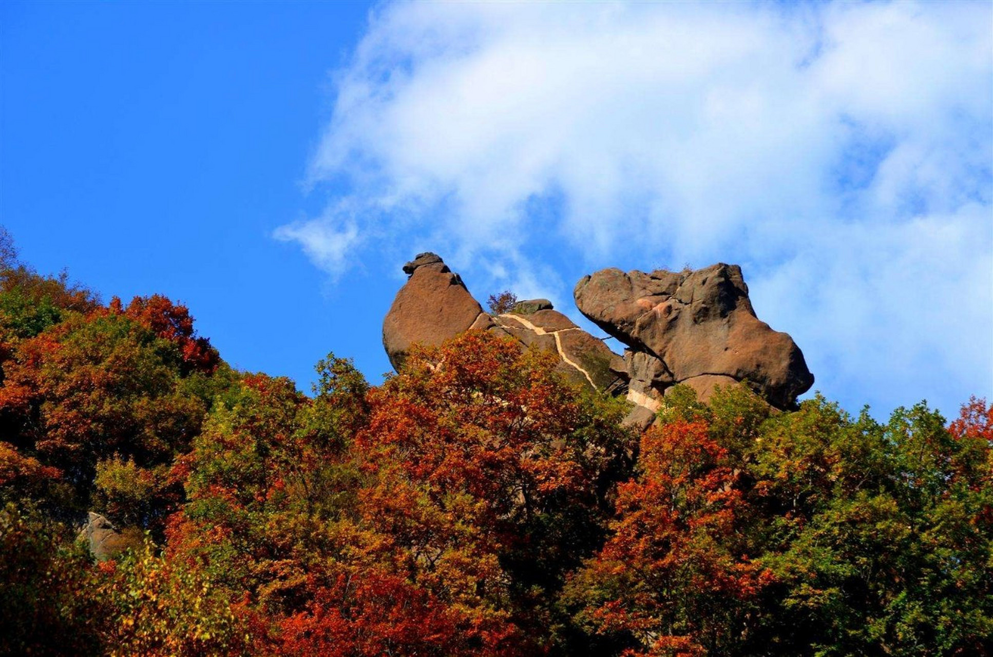 五岳寨位于灵寿县西北部深山区,是国家级森林公园,aaaa级旅游区,地处
