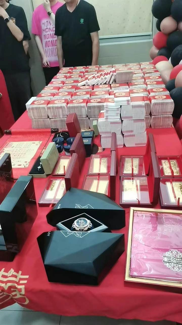 订婚现场摆放千万元现金是什么场面?一起来看看吧.