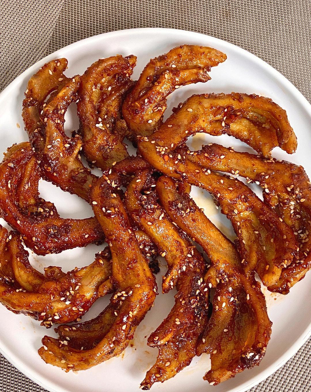 抡完要吮手指的椒盐鸭爪,鸭掌中间咸香