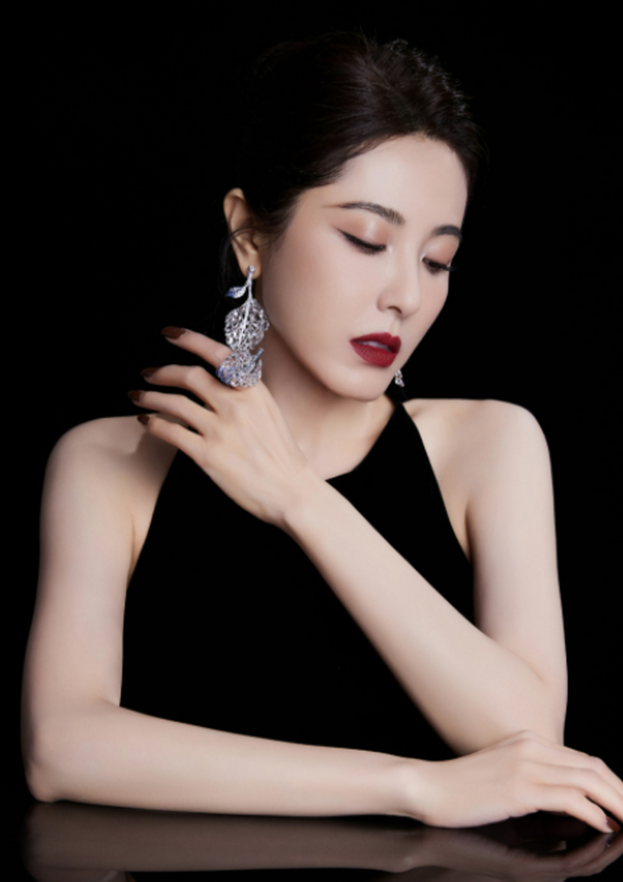 曾黎就像一朵盛开的花朵,绽放着迷人的芬芳和魅力 #曾黎到底有多美