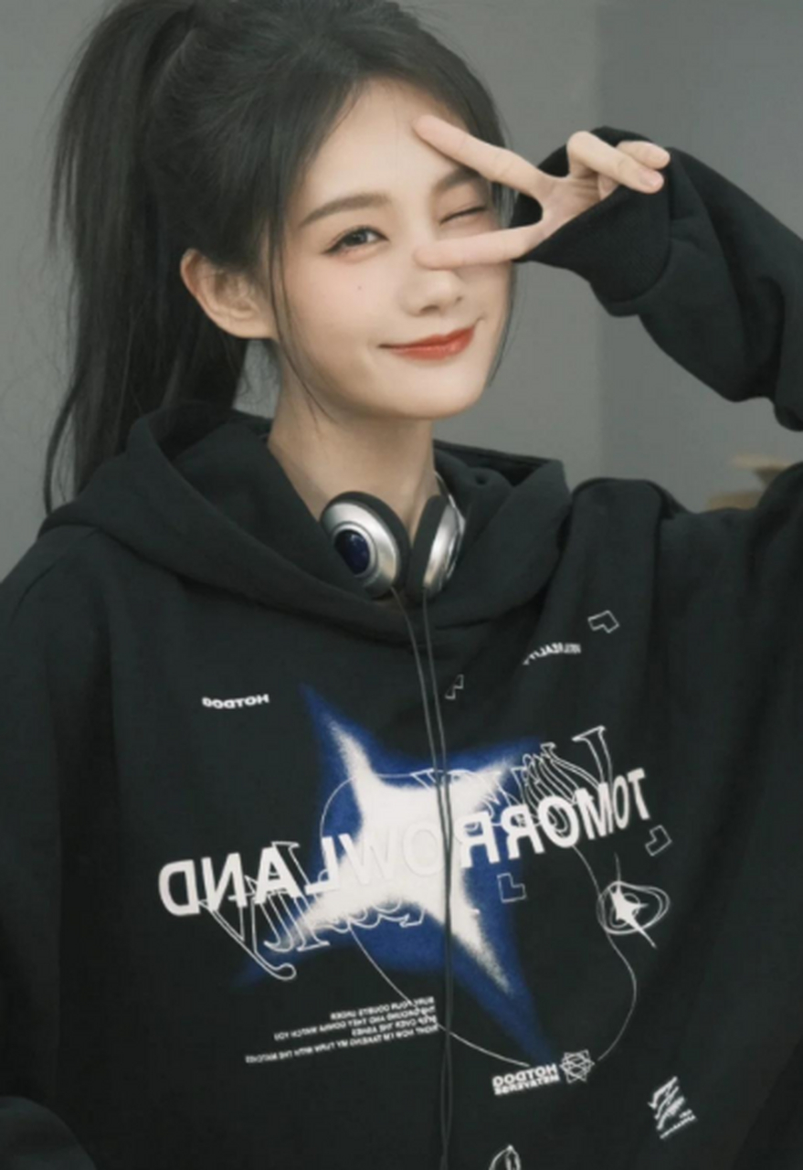 李一桐到芒果台录节目,后台自拍照太俏皮,梳着高马尾,穿黑色卫衣青春