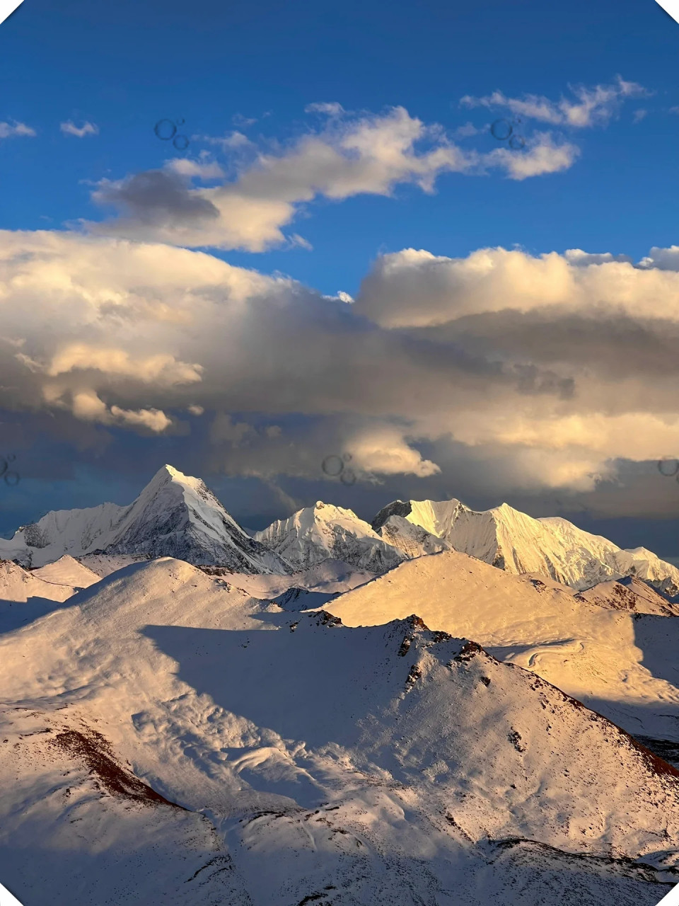 4500海拔雪山吃羊肉串是最保暖的方式  在4500海拔的雪山上,品尝烤