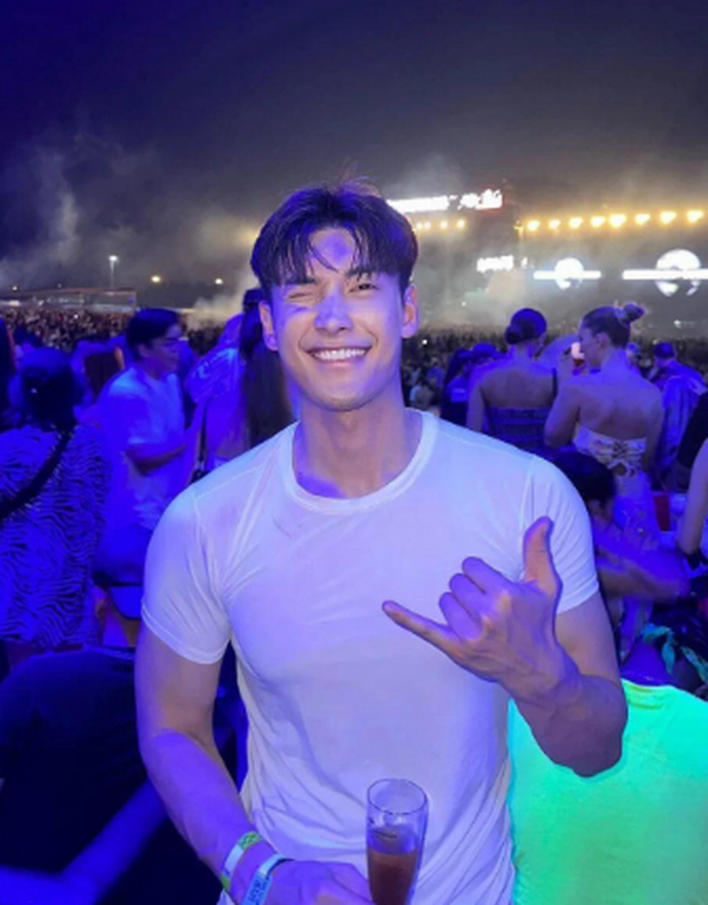 在cardi b演唱会上偶遇一枚帅哥!腹肌诱人,腹毛很性感~#帅哥# #腹肌