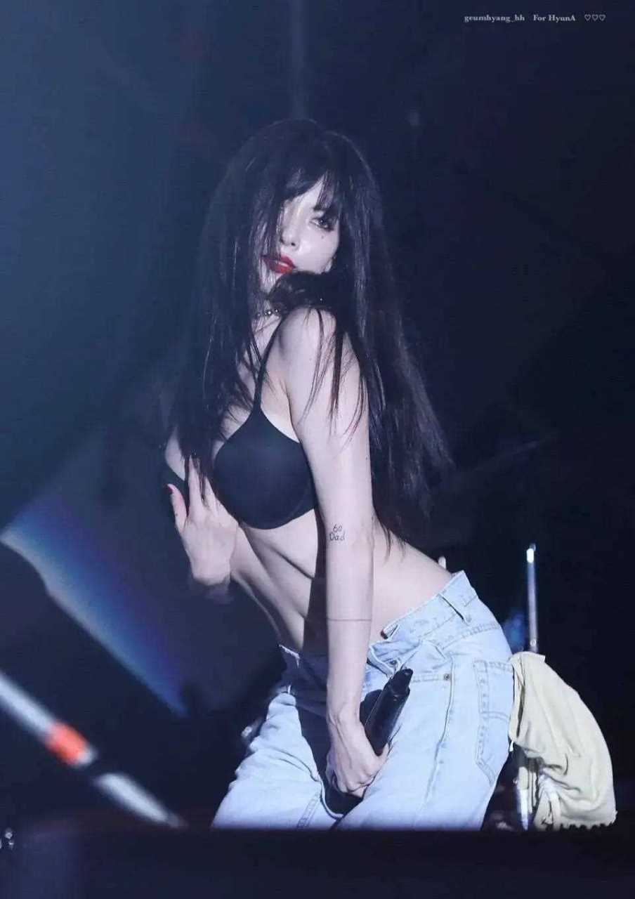 泫雅真是迷人的"小野马",舞台造型辣妹风十足,真让人心动