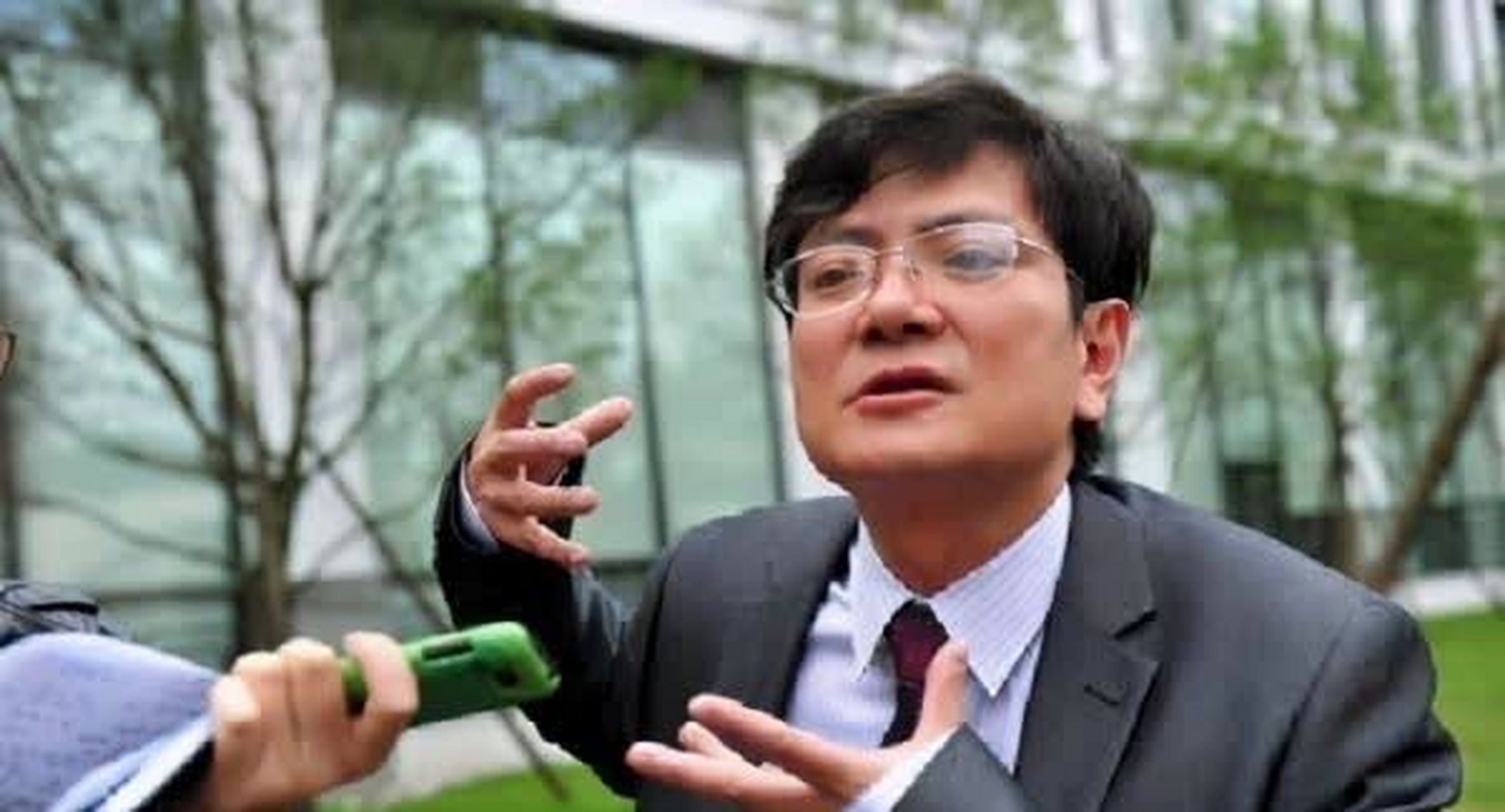 郑强调,"易中天数学只考了15分." 易中天是如何幽默回应的呢?