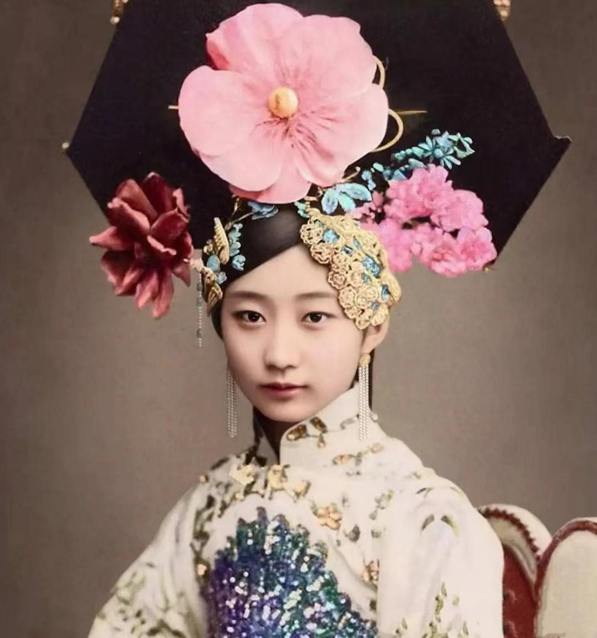 照片是被誉为晚清最美格格的王敏彤,从后来高清复原上色的照片来看,她