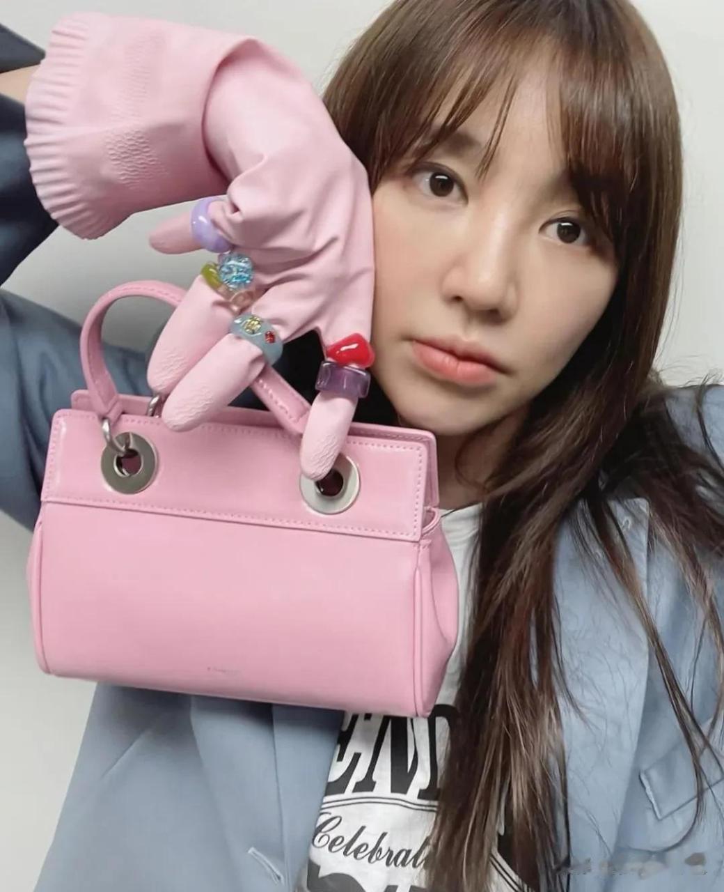 不仅如此,尹恩惠每个手指都戴着戒指,完成了华丽的装扮.