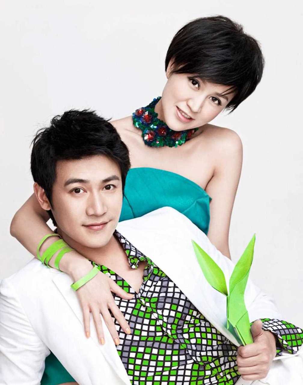 当年,陆毅娶了鲍蕾,郭京飞娶了妹妹鲍莉,一次,两人一起去丈母娘家