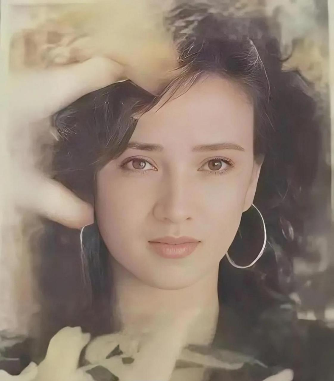何晴,上世纪90年代的一位美丽女演员,以其典雅,温婉,秀丽的外表和出色