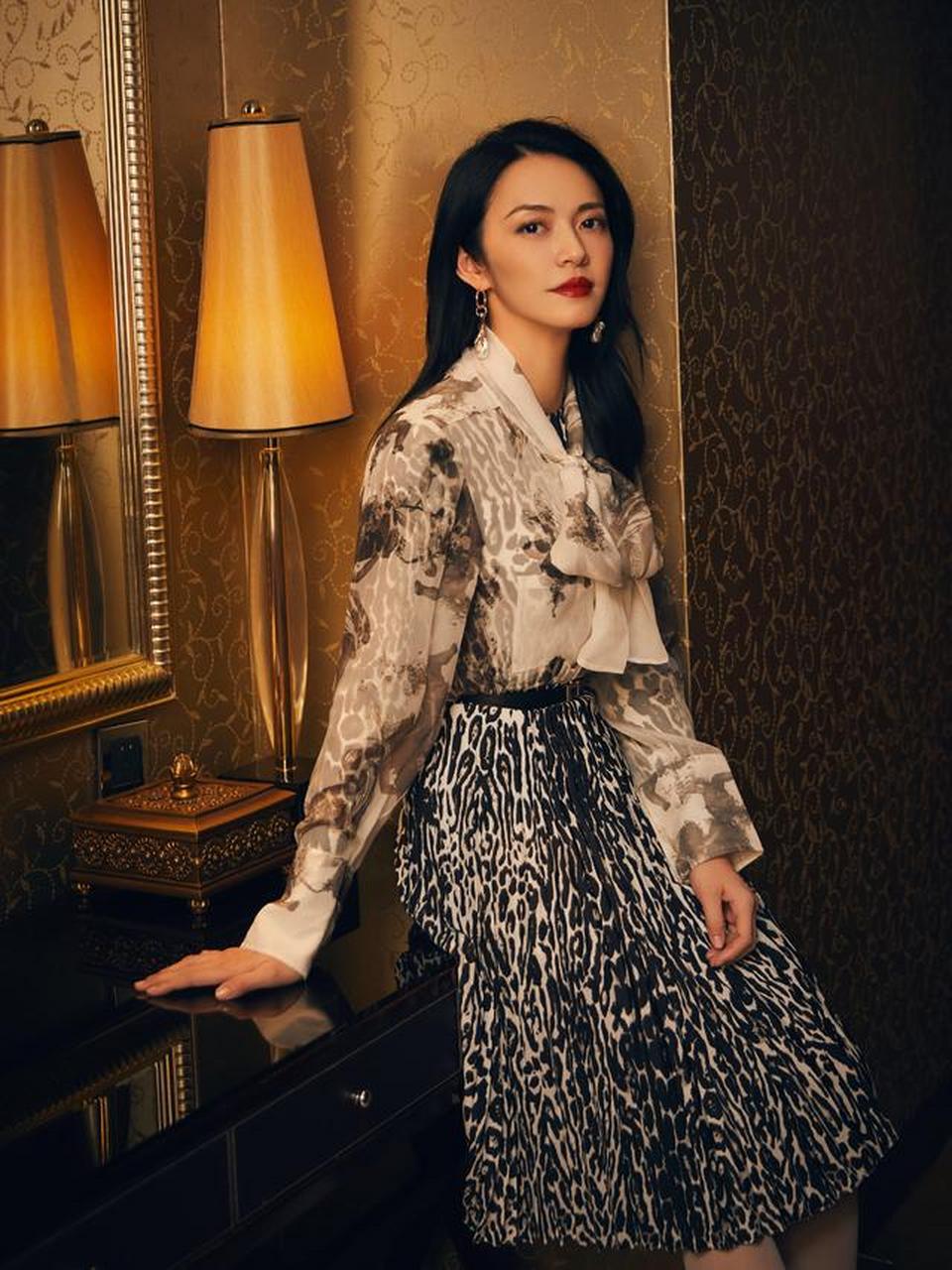 姚晨尝试新风格,缎面蕾丝睡衣配衬衣走路带风,又a又飒好撩人