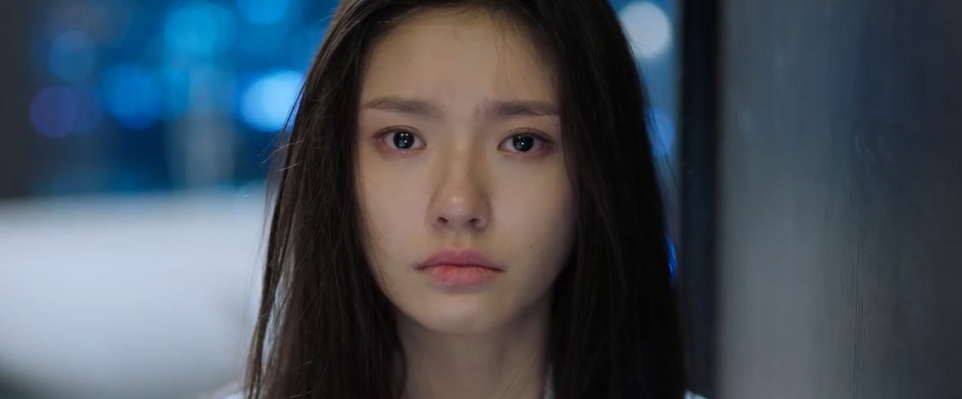 在豪华的高楼酒店套房里,一个年轻的女子和一个中年