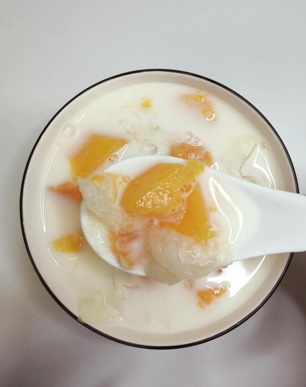 求求你们了,一定要喝这碗木瓜银耳炖奶啊 寒冷的 喝一碗木瓜银耳炖奶