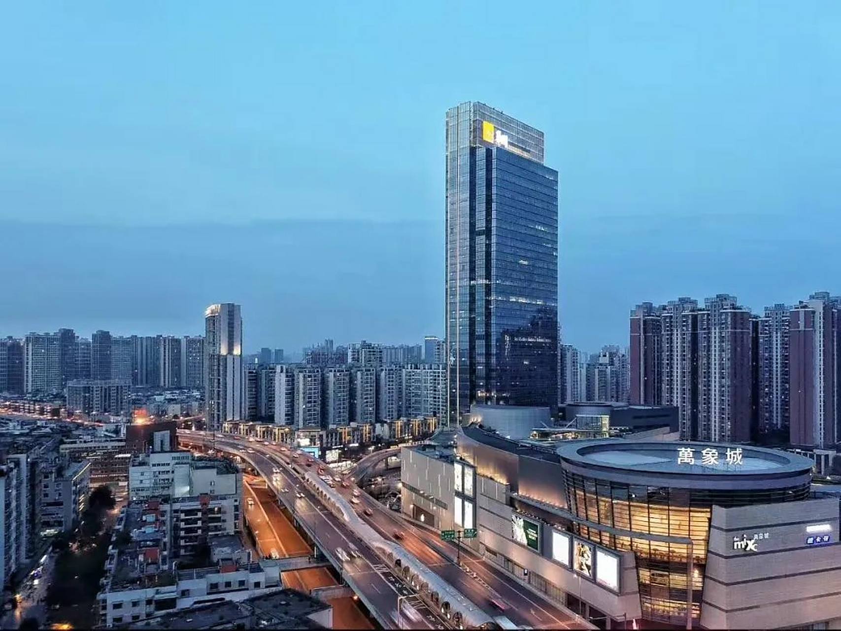 2012年,成都万象城一期拔地而起,成都正式迎来了首个"一站式"购物中心