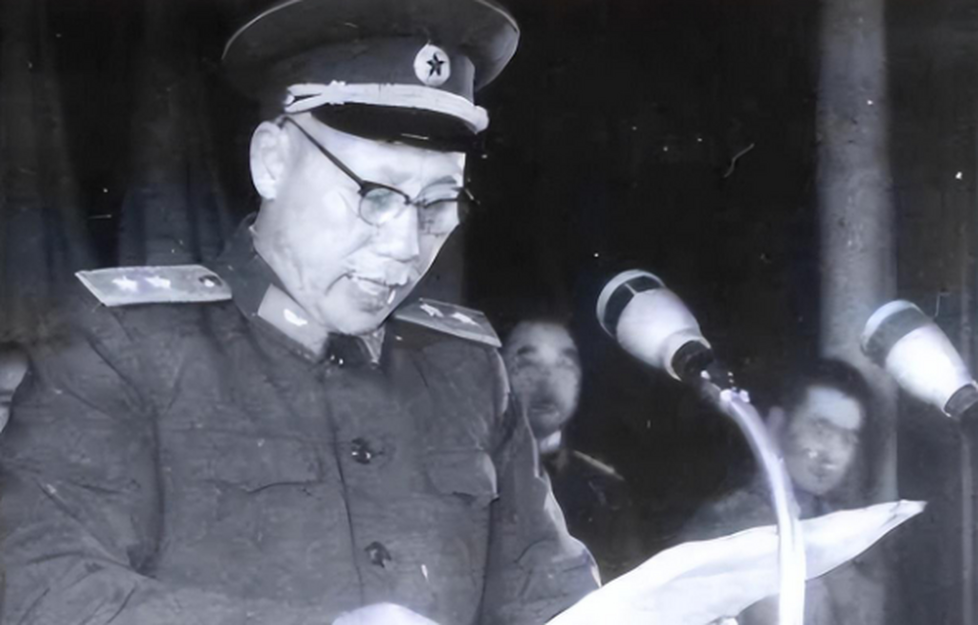 1957年,开国中将吴富善被地痞碰瓷,随后带他们"回家"取钱 而早已经憋