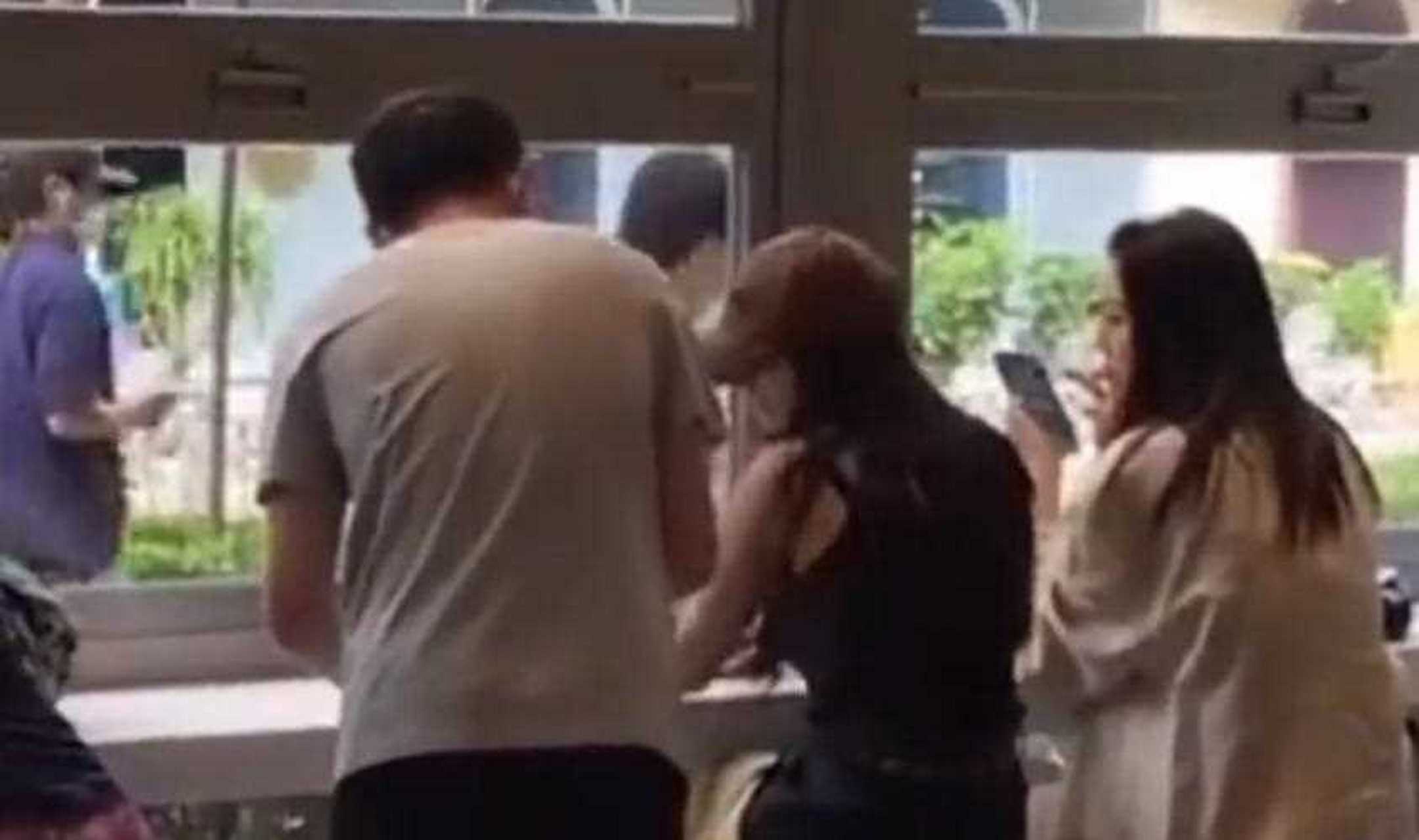 【杨幂被路人搭讪】,网友爆料杨幂在三里屯某咖啡厅被陌生人搭讪.