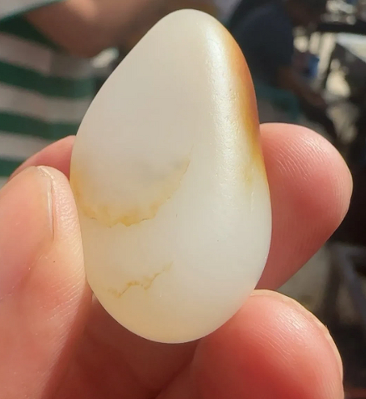 和田玉#沙枣青的青是一种比较特殊的青色,它有比较独特的丝绢状结 