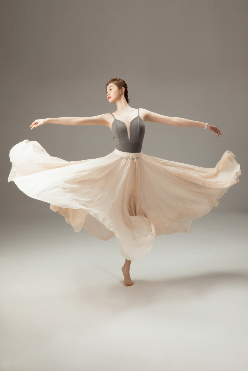 摄影】翩翩起舞  图源米拍@十一photography  #摄影# #人像# #舞蹈